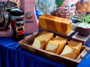 面包切片品尝或手撕着吃都可以。