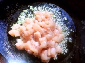 之后加入鸡肉丁
