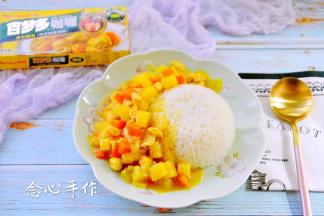 用勺子装入适量的咖喱鸡肉，再淋点汤汁上去