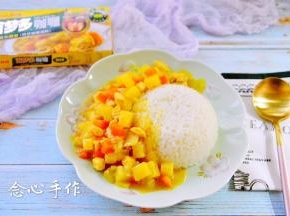 用勺子装入适量的咖喱鸡肉，再淋点汤汁上去