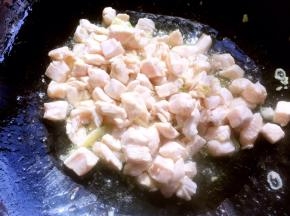 翻炒至鸡肉丁变白