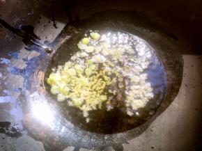 鸡肉丁腌制好后捞出，锅内加入适量的植物油，小火加热，有一点油温时加入葱末跟姜末炒香