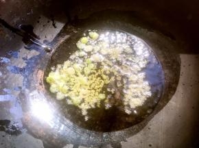 鸡肉丁腌制好后捞出，锅内加入适量的植物油，小火加热，有一点油温时加入葱末跟姜末炒香