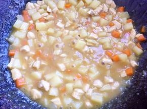 炖的时候记得多次开锅翻炒，以免鸡肉塌锅底，留一点汤汁即可
