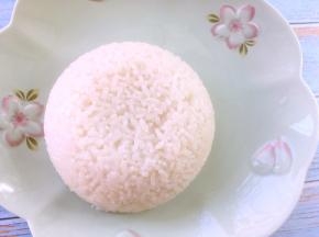 新鲜米饭装入小碗内，压实倒扣在盘子上