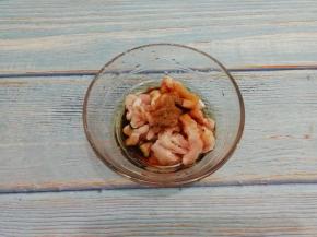 肉放入碗中加入油，生抽和五香粉搅拌均匀腌制十分钟