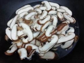 锅里加入水大火烧开后，再把香菇片放入锅中焯水三分钟左右