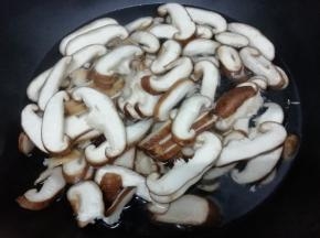 锅里加入水大火烧开后，再把香菇片放入锅中焯水三分钟左右