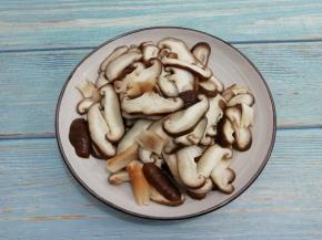 焯好水的香菇片，捞出再用温水冲洗一下，然后沥干水分