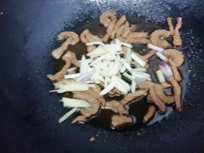 然后把姜蒜葱放入锅中炒出香味