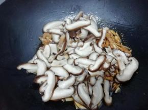 然后把香菇再放入锅中，翻炒均匀即可，关火出锅