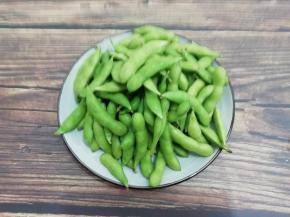毛豆先用盐水浸泡一会儿，然后再用水冲洗干净