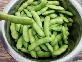 再用剪刀把另一头剪掉一小块