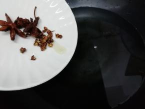 炒锅里多加一些水，然后把花椒和大料倒入锅中