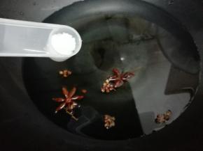 在加入盐，然后大火烧开