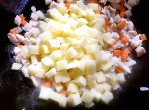 土豆滤干水分，加入锅内继续翻炒