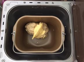 揉到扩展阶段，加入软化好的黄油，再次和面30分钟