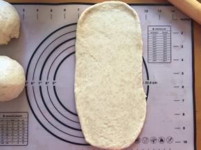 拿出一个面团，擀成长方形