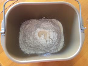 将黄油以上全部材料放入面包机中，和面20分钟