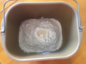 将黄油以上全部材料放入面包机中，和面20分钟