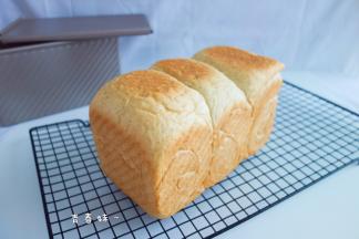 出炉轻震两下，倒出模具放烤网上晾凉再切片