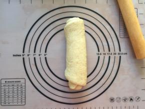 拿出一个面团，再次擀成长方形