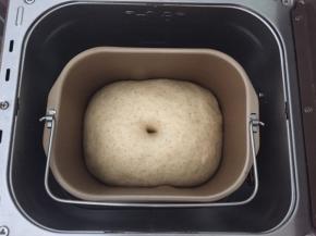 面包机中发酵，发酵至两倍大，戳洞不回缩即可