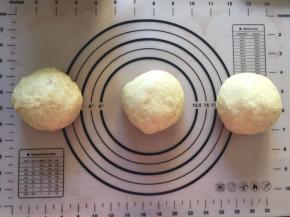 拿出面团排气，平均分成三份，盖上保鲜膜静置15分钟