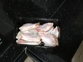 用水冲洗干净腌料，沥干水分
