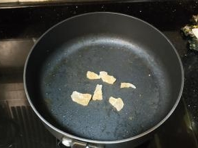 炒糖色，5-6粒冰糖即可，放锅里加入小火翻炒，刚开始会很硬