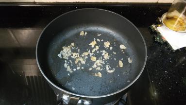 慢慢加热后，糖变软再用铲子敲碎，变焦糖色