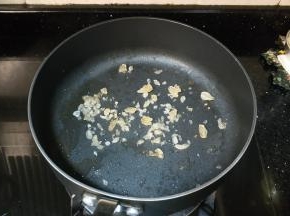 慢慢加热后，糖变软再用铲子敲碎，变焦糖色