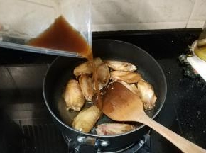 加入腌制鸡翅时出的酱汁还有足够的水，盖盖子煮15分钟。