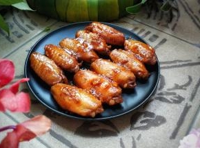 成品出锅，散点炒熟的白芝麻点缀，鸡翅红亮的颜色就是冰糖的作用