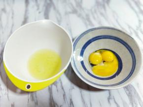 蛋黄和蛋清，分别再无油无水的容器里。