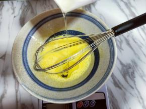 加入玉米油，使油和蛋液完全融合再一起，(色拉油也可以，但是一定要无味的)不建议使用黄油或橄榄油。