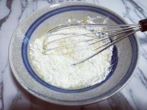 筛入低筋面粉，用手动打蛋器拌均匀，看不到面粉为止(拌的时候使用手动打蛋器呈Z字形状来回搅动，不要转圈搅拌，以免起筋。)