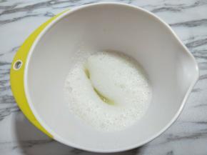 蛋白打发，往蛋白里加入柠檬汁(白醋也可以)