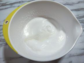 电动打蛋器将蛋白高速打发至呈现鱼眼泡时，加入三分之糖，继续高速打发，蛋清泡消失，细腻时再加入三分之一的糖，继续打发。