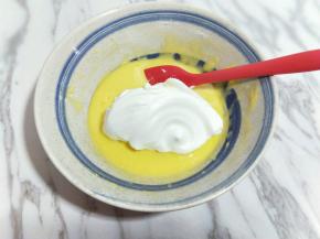 用硅胶刀取三分之的蛋白放入蛋黄糊容易中，翻拌均匀(切记手法，不要划算搅拌，以免消泡) 从底下往上翻拌，手法要轻。