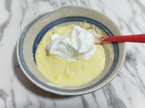 再取三分之一的蛋白霜加入蛋黄糊中，继续上面的手法，翻拌直至看不到蛋白霜。