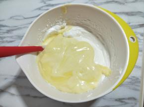 最后将蛋黄糊倒入蛋白霜的容器中，继续翻拌的手法，直至看不到蛋白霜即可。