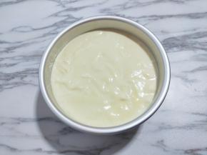 拌好的蛋糕糊，细腻光滑，饱满，倒入蛋糕模具中。将蛋糕模具，从上往下摔模具，震出气泡。(可以多摔几次)