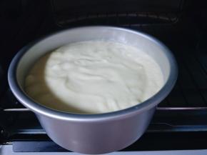 烤箱150度预热5分钟，模具放烤箱下层，上下火烤35-40分钟，具体时间根据自家烤箱温度设定。