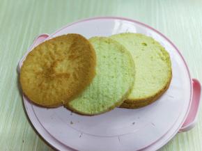 40分钟后戴上隔热手套，取出烤盘，垂直摔一下，震出热气。即可倒扣再烤网上，下面可以放两个碗，这样凉的比较快，彻底凉后再脱模。
再用面包刀切出三片。