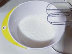 启动电动打蛋器，打至泡泡时加入细砂糖，再次启动电动打蛋器，直到打发为止。