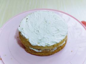 之后再放上一张蛋糕片，抹奶油。再放一张蛋糕片，上面抹上奶油。