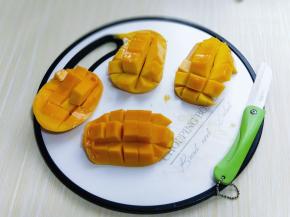 芒果洗干净，切小块。