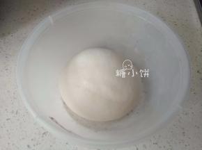 冷藏发酵18-24小时后取出，将发酵好的中种切成小块