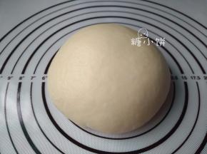 小块中种加除黄油外的主面团材料揉至扩展阶段，再加黄油揉至出膜。
（方子里用的全蛋液是鸡蛋1整个打散后取一部分用，剩余的留着刷表面）